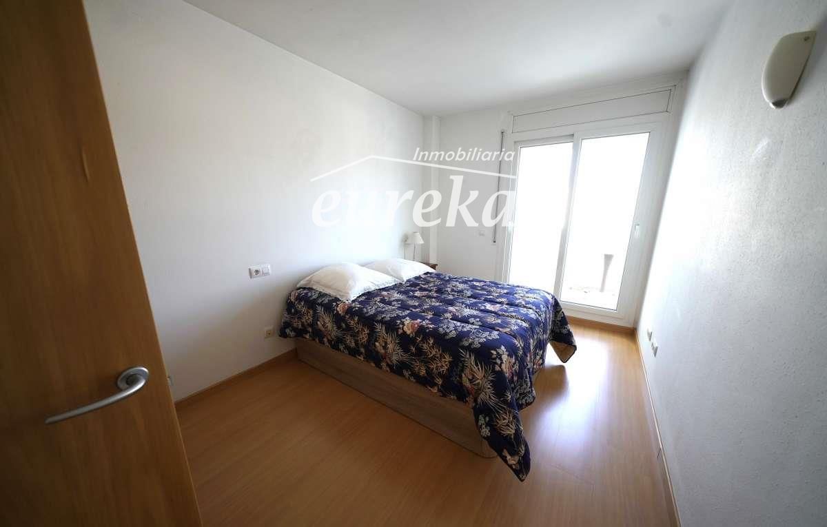 Se vende ático de una habitación con bodega y plaza de aparcamiento privada en Roses. - Foto 12