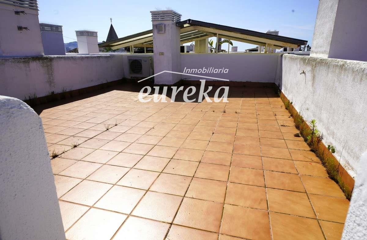 Se vende ático de una habitación con bodega y plaza de aparcamiento privada en Roses. - Foto 13