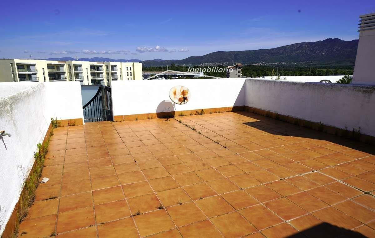 Se vende ático de una habitación con bodega y plaza de aparcamiento privada en Roses. - Foto 14