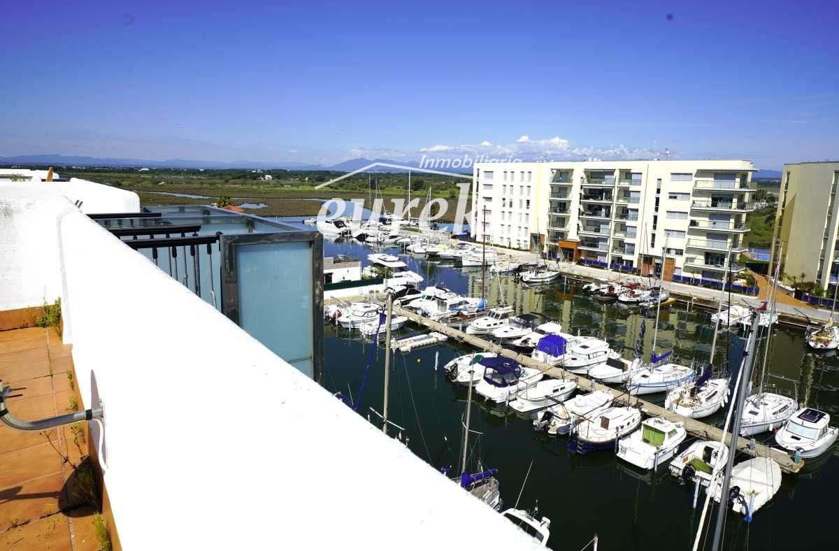 Se vende ático de una habitación con bodega y plaza de aparcamiento privada en Roses. - Foto 15