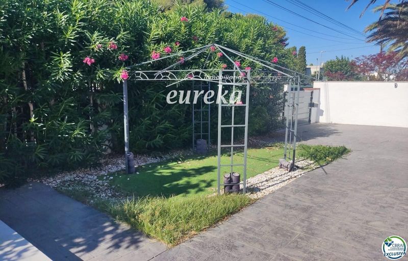 Chalet Independiente en venta Empuriabrava, Girona. Ref: 2772. Agencia Eureka