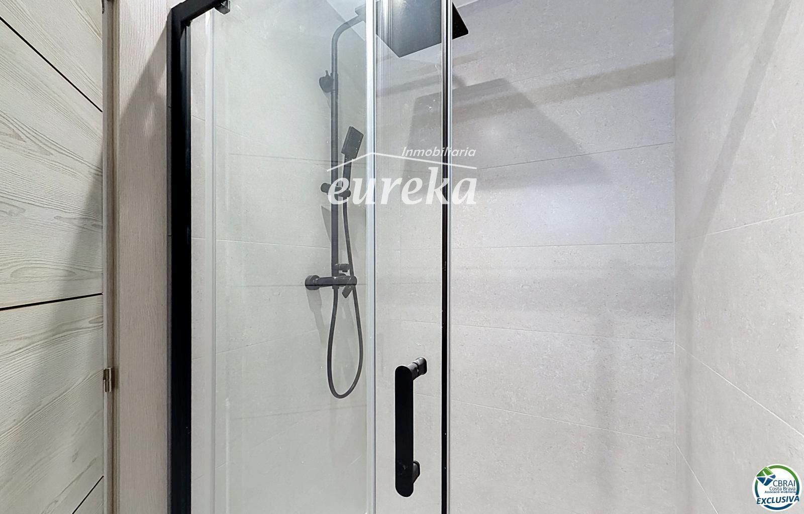 Apartamento 2 dormitorios renovado con terraza en Santa Margarida, Rosas - Foto 20