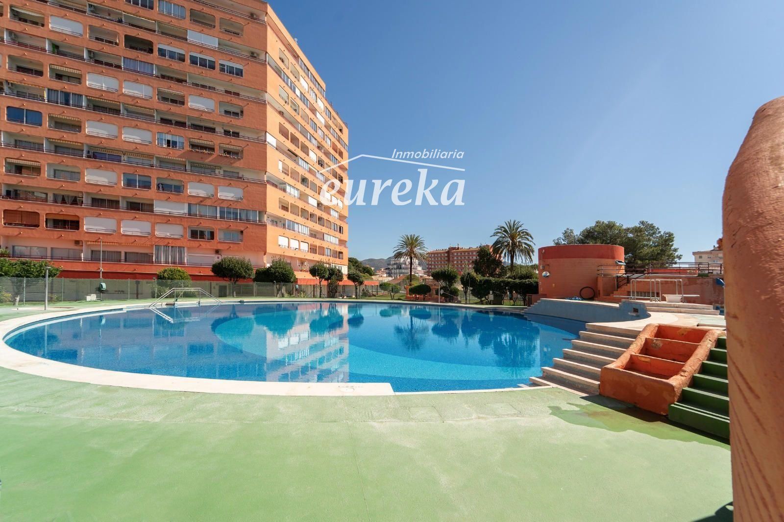Moderno apartamento en planta baja en complejo residencial con zonas ajardinadas y piscina comunitaria - Foto 2