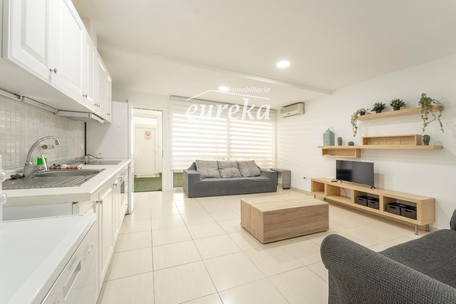 Moderno apartamento en planta baja en complejo residencial con zonas ajardinadas y piscina comunitaria - Foto 3
