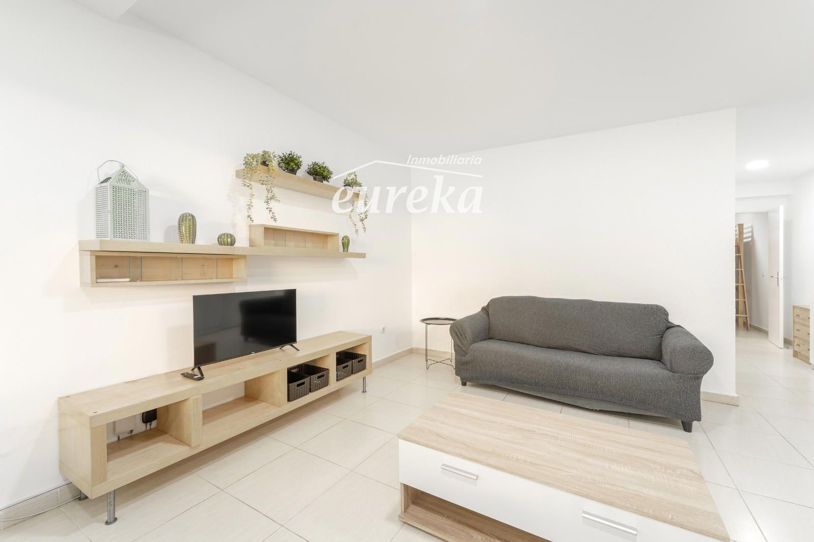 Moderno apartamento en planta baja en complejo residencial con zonas ajardinadas y piscina comunitaria - Foto 8