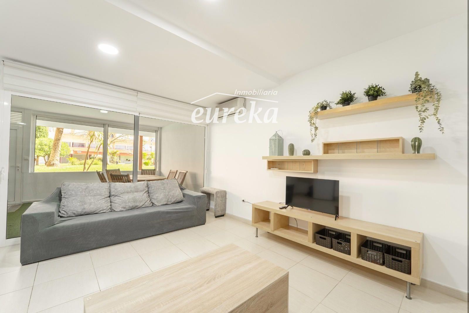 Moderno apartamento en planta baja en complejo residencial con zonas ajardinadas y piscina comunitaria - Foto 9