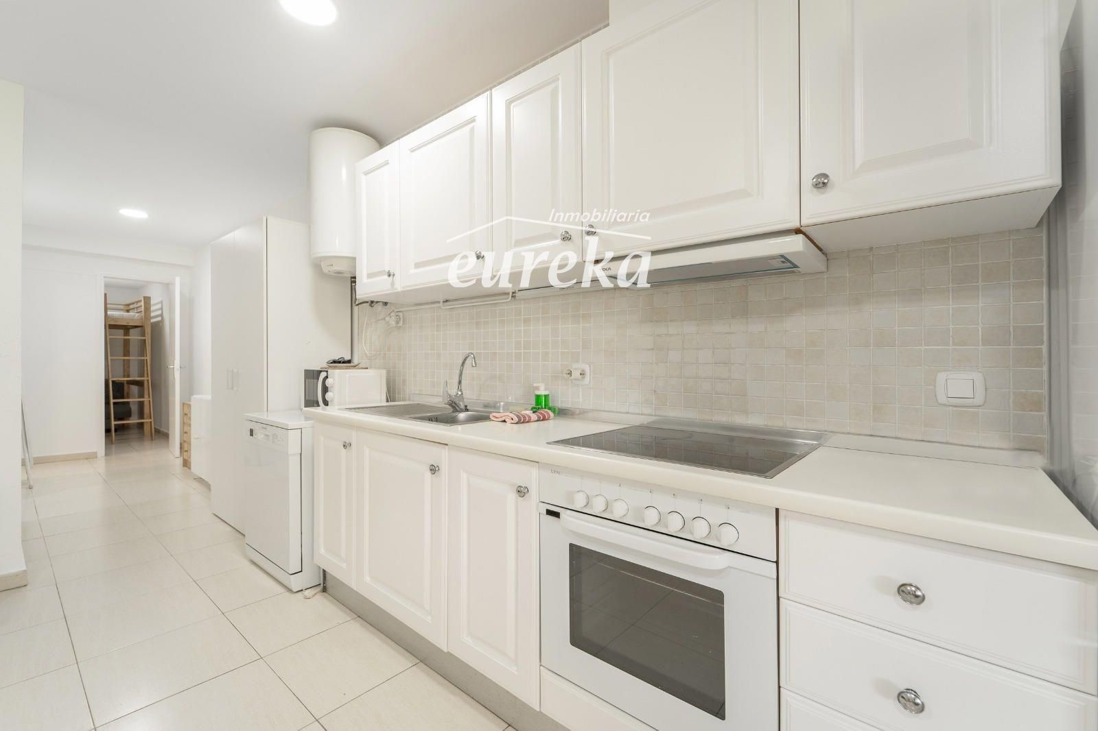 Moderno apartamento en planta baja en complejo residencial con zonas ajardinadas y piscina comunitaria - Foto 10