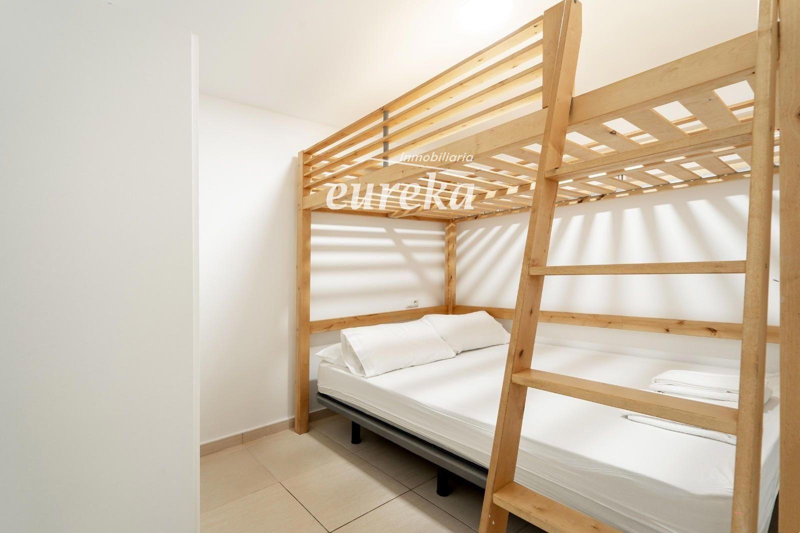 Moderno apartamento en planta baja en complejo residencial con zonas ajardinadas y piscina comunitaria - Foto 13