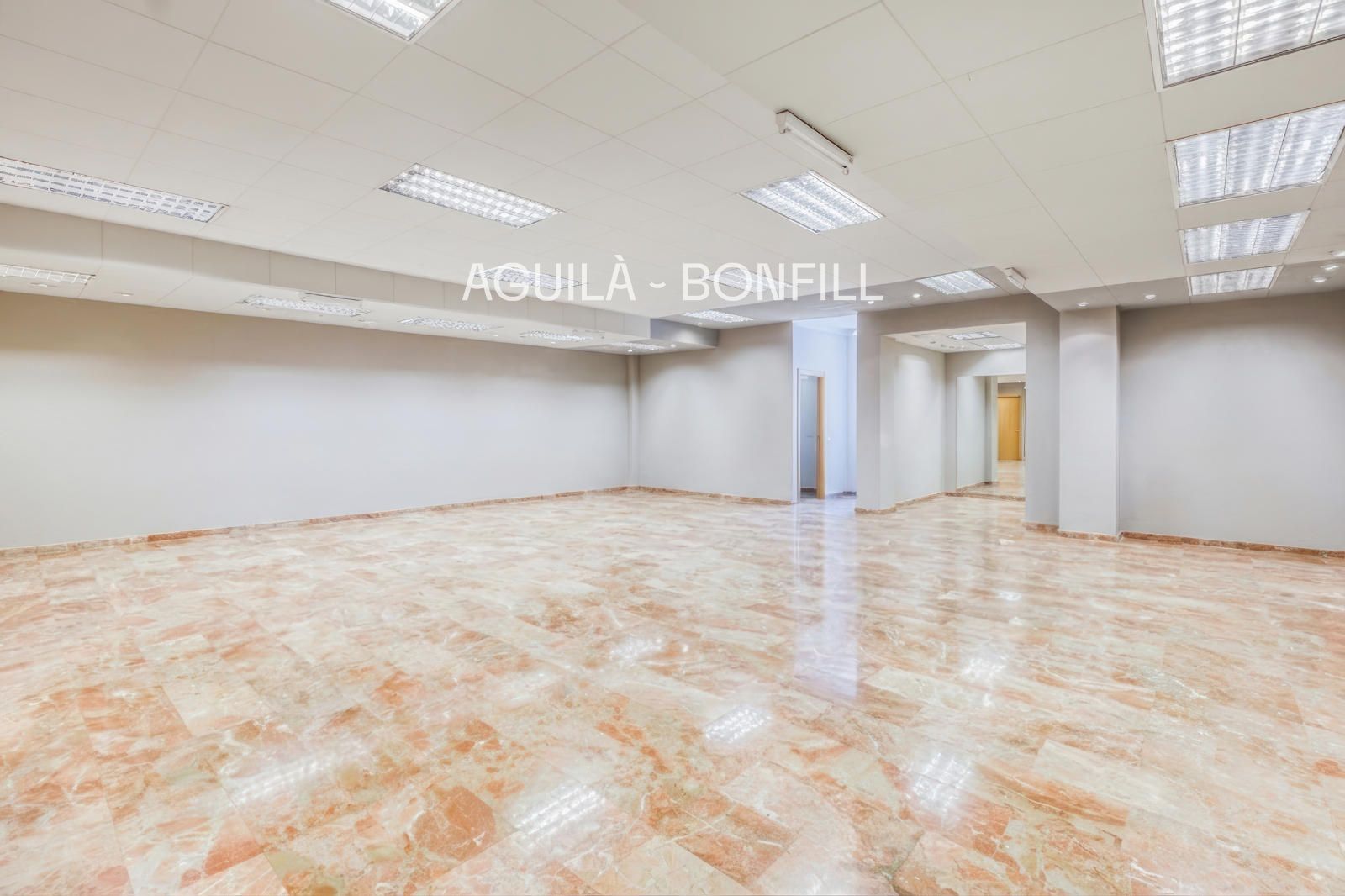 Local Comercial en lloguer a Barcelona (Eixample)