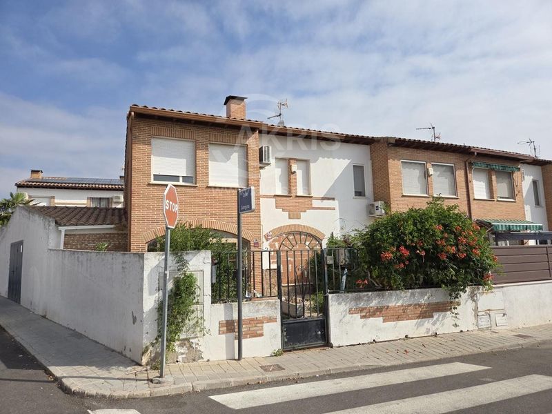 Chalet Independiente en venta Olias Del Rey, Toledo. Ref: 14884. Inmobiliaria Akris