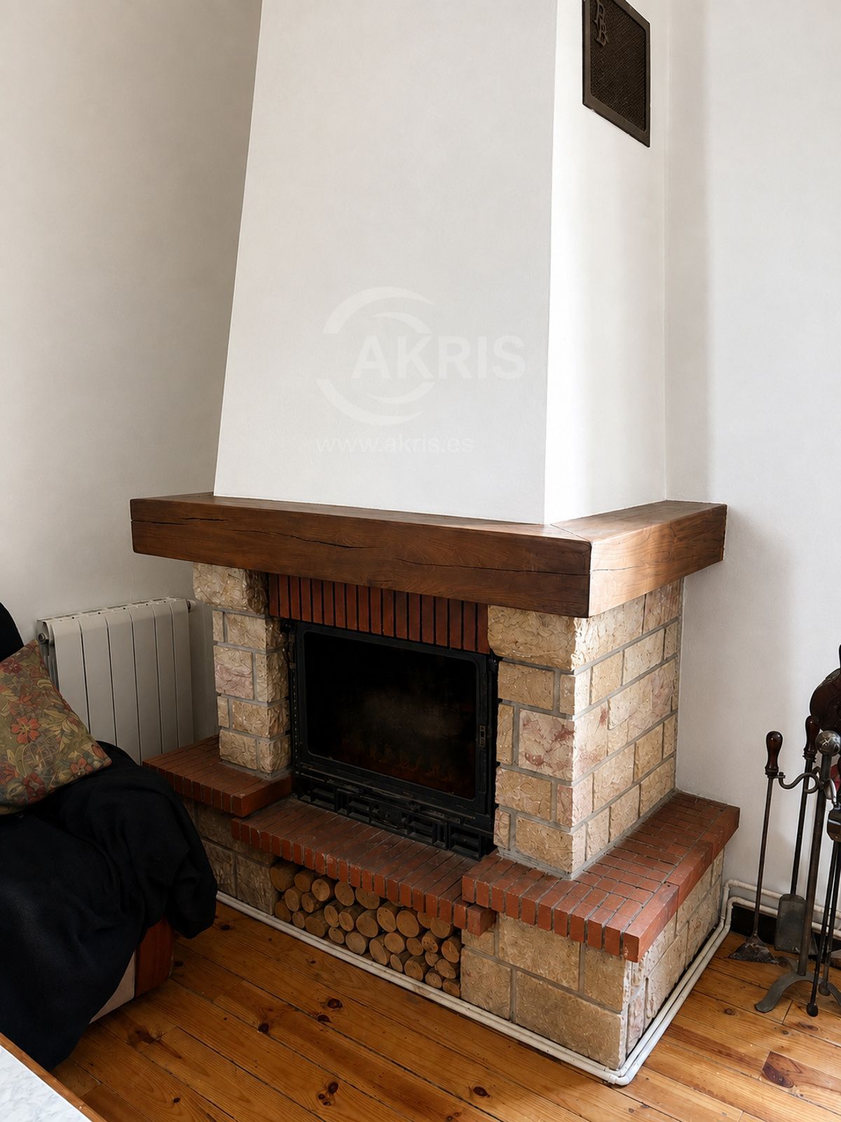 Chimenea en salón - Auténtica Casa Roncalesa con Jardín Privado más apartamento independiente con gran Potencial de Inversión