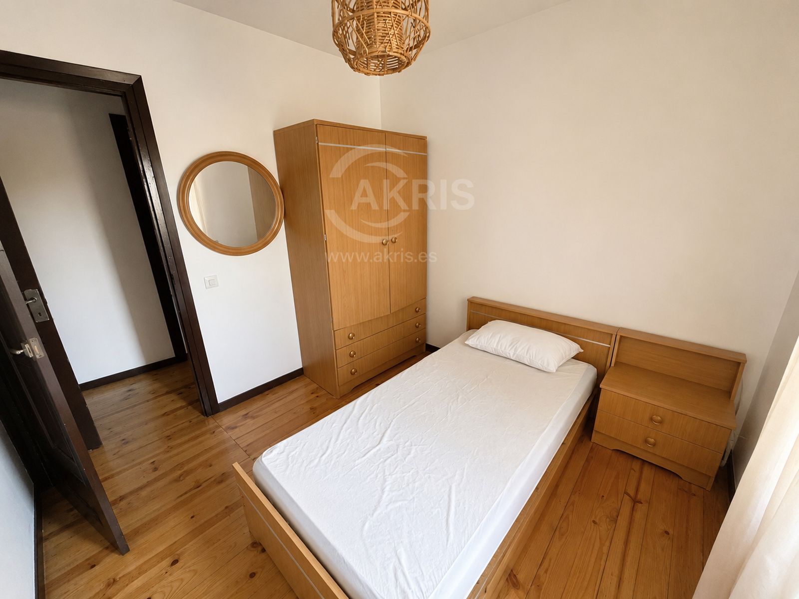 dormitorio - Auténtica Casa Roncalesa con Jardín Privado más apartamento independiente con gran Potencial de Inversión