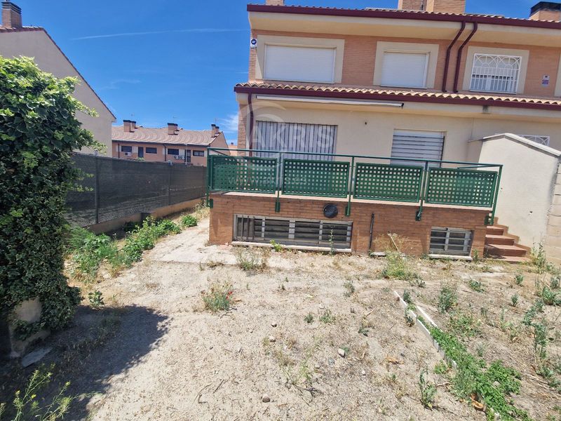 Chalet Pareado en venta Yuncos, Toledo. Ref: 15536. Inmobiliaria Akris