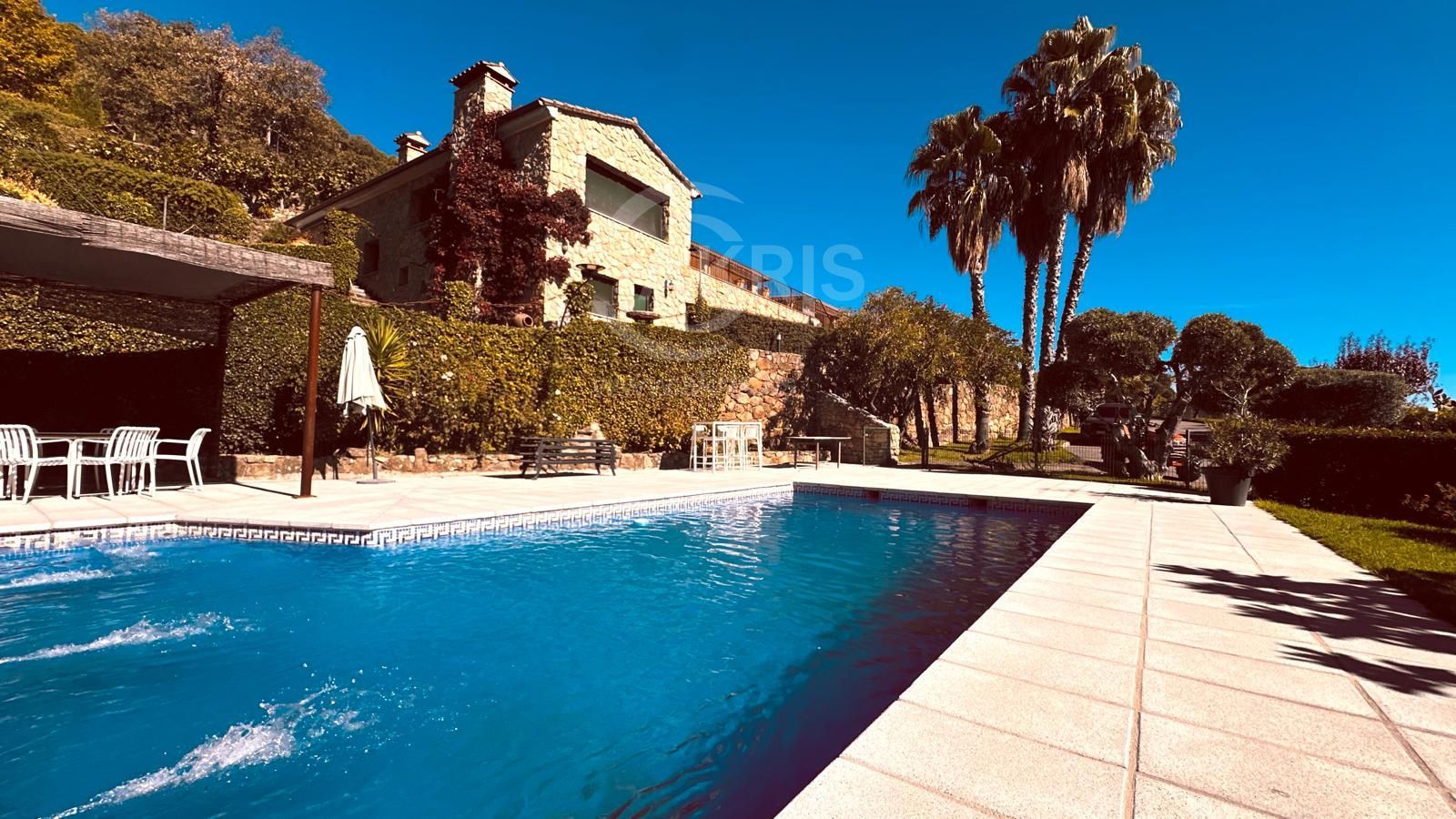 Espectacular finca de 10.000 m² con dos viviendas en la Sierra de Gredos - Foto 1