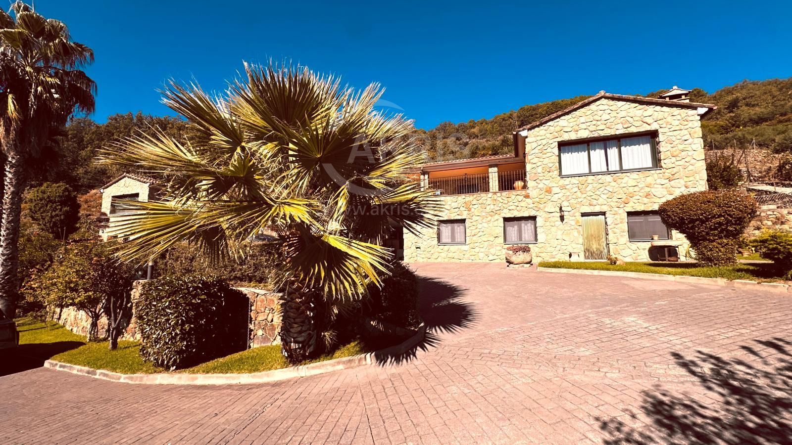 Espectacular finca de 10.000 m² con dos viviendas en la Sierra de Gredos - Foto 3