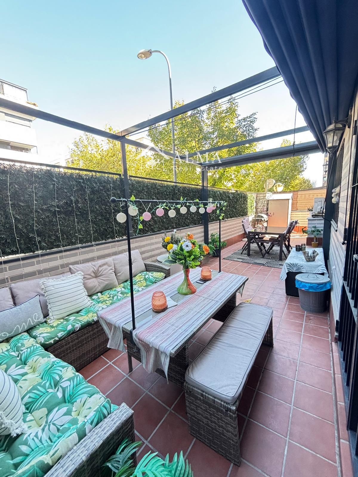 Bajo en La Tenería con patio de 40 m², 2 garajes, piscina, pádel y zona infantil