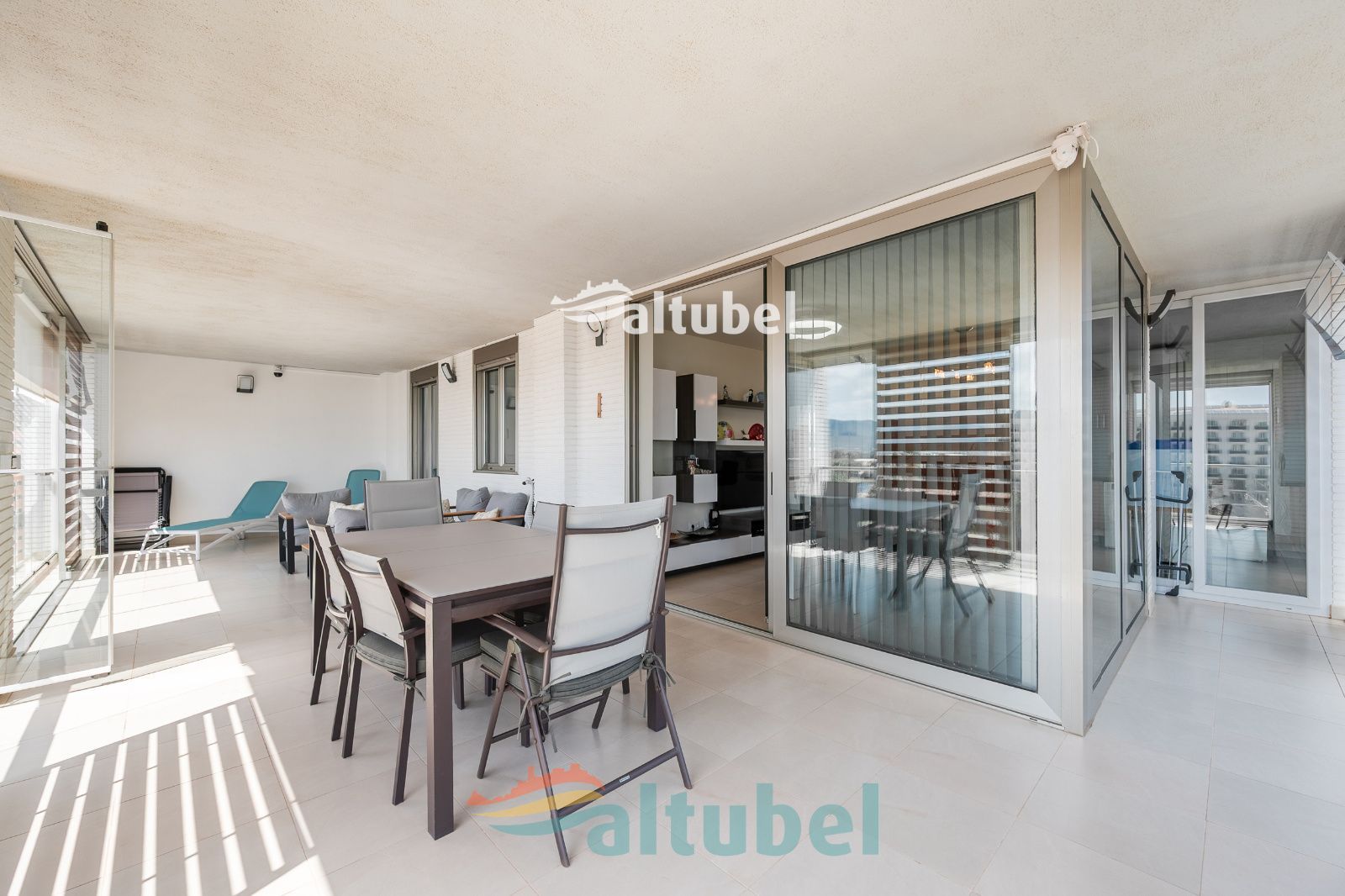Apartamento de estilo moderno con 2 dormitorios, terraza acristalada, piscina y parking junto a la Playa Norte - Foto 3
