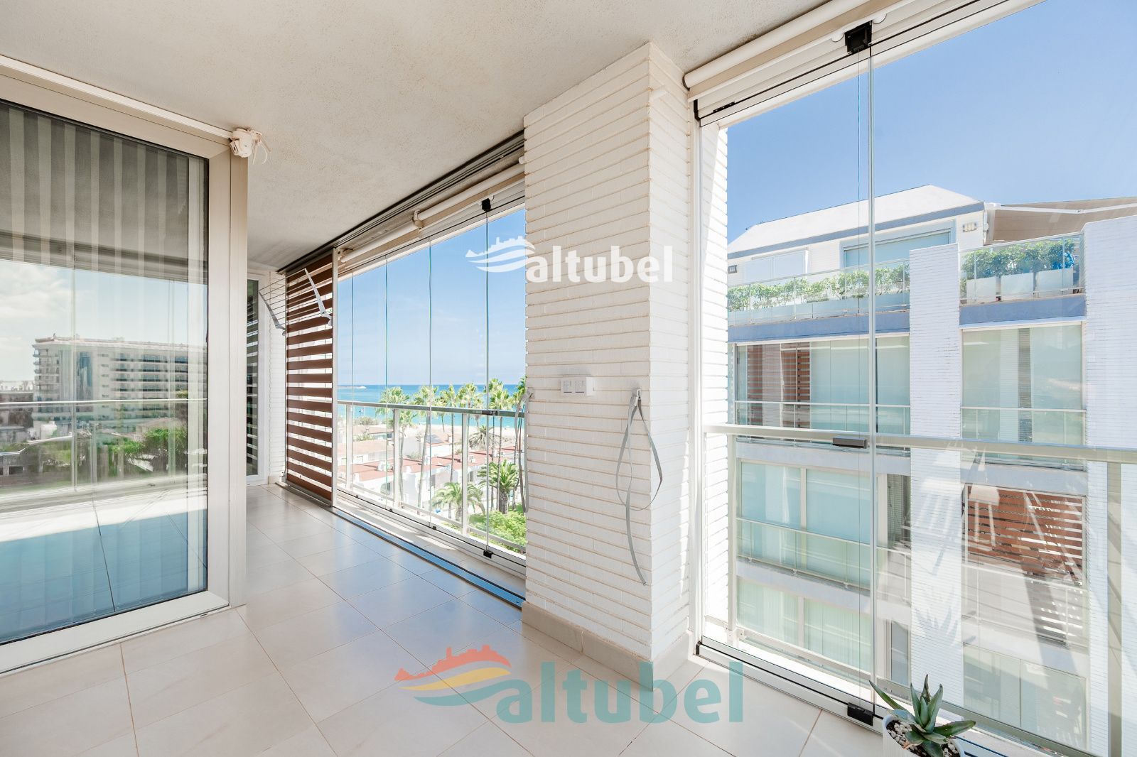 Apartamento de estilo moderno con 2 dormitorios, terraza acristalada, piscina y parking junto a la Playa Norte - Foto 5