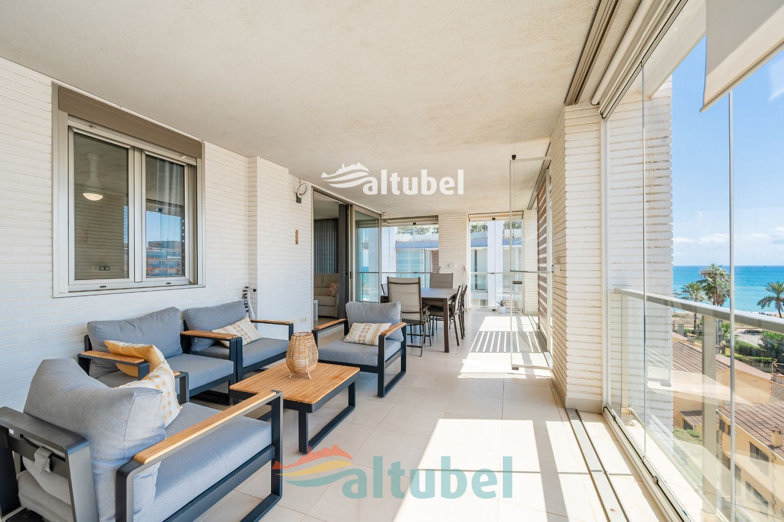 Apartamento de estilo moderno con 2 dormitorios, terraza acristalada, piscina y parking junto a la Playa Norte - Foto 7