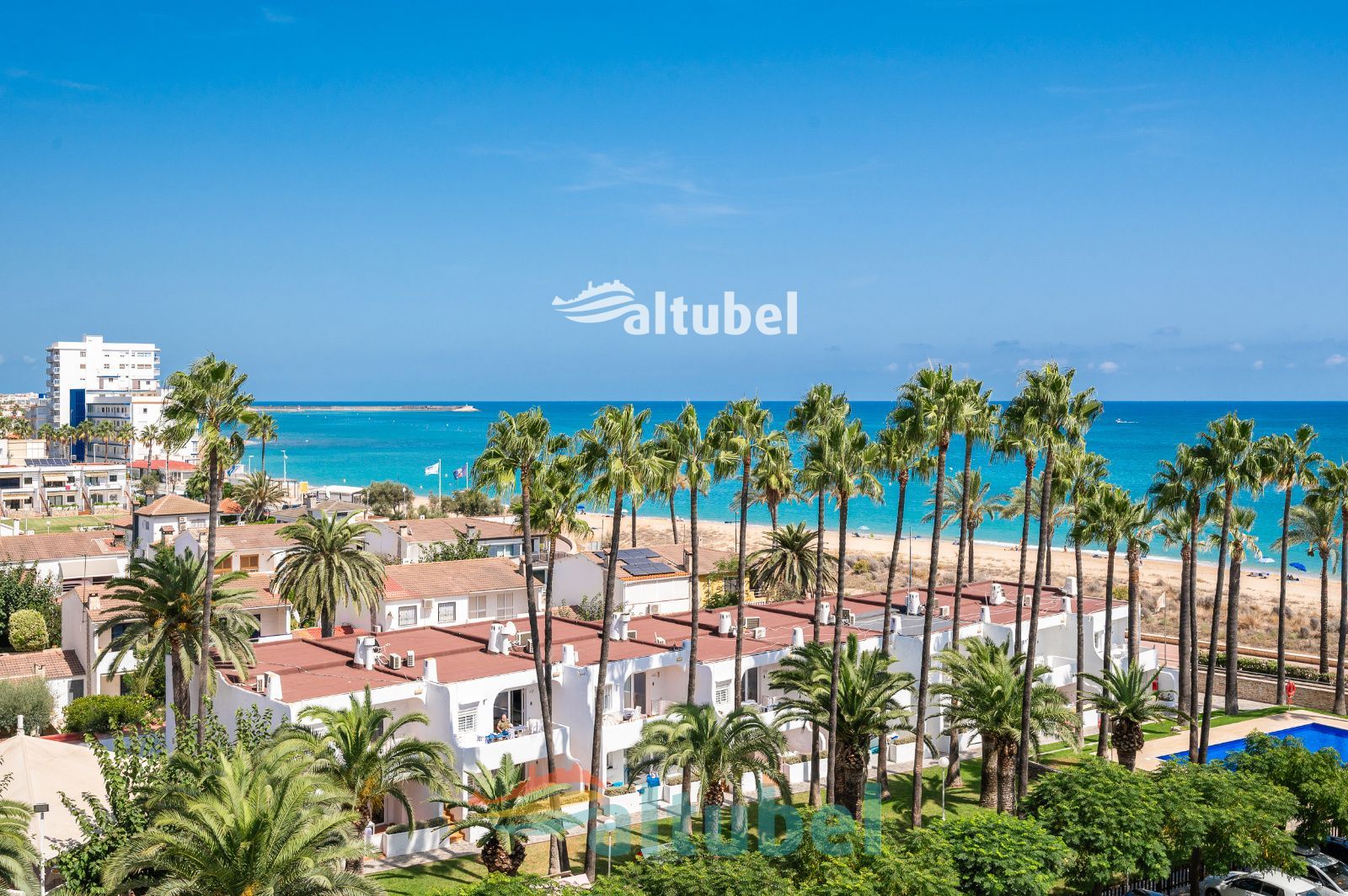 Apartamento de estilo moderno con 2 dormitorios, terraza acristalada, piscina y parking junto a la Playa Norte - Foto 8