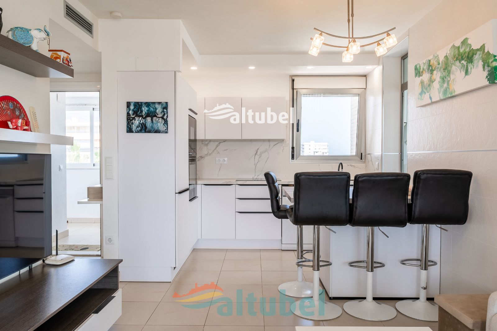 Apartamento de estilo moderno con 2 dormitorios, terraza acristalada, piscina y parking junto a la Playa Norte - Foto 14