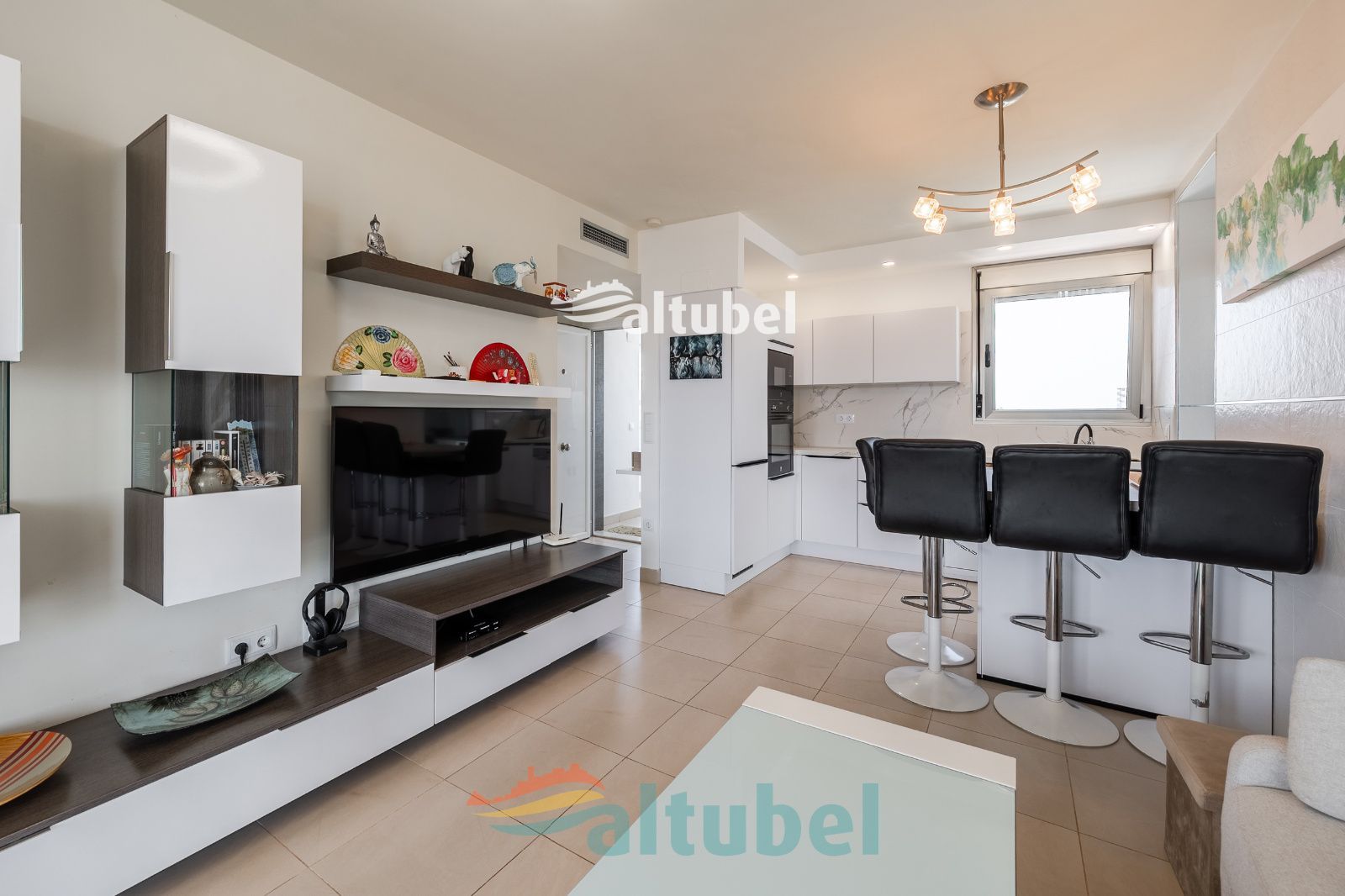 Apartamento de estilo moderno con 2 dormitorios, terraza acristalada, piscina y parking junto a la Playa Norte - Foto 15