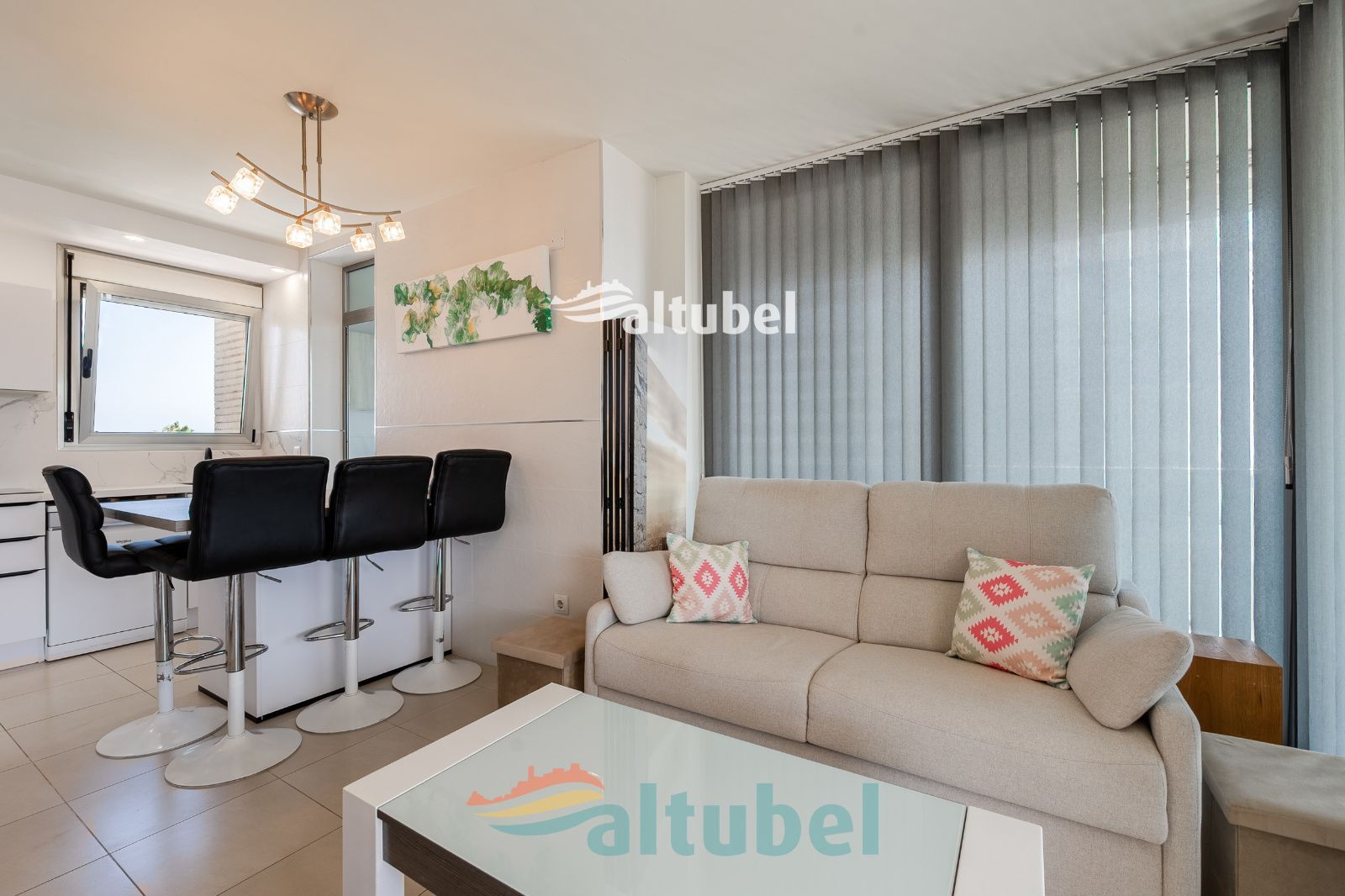 Apartamento de estilo moderno con 2 dormitorios, terraza acristalada, piscina y parking junto a la Playa Norte - Foto 19