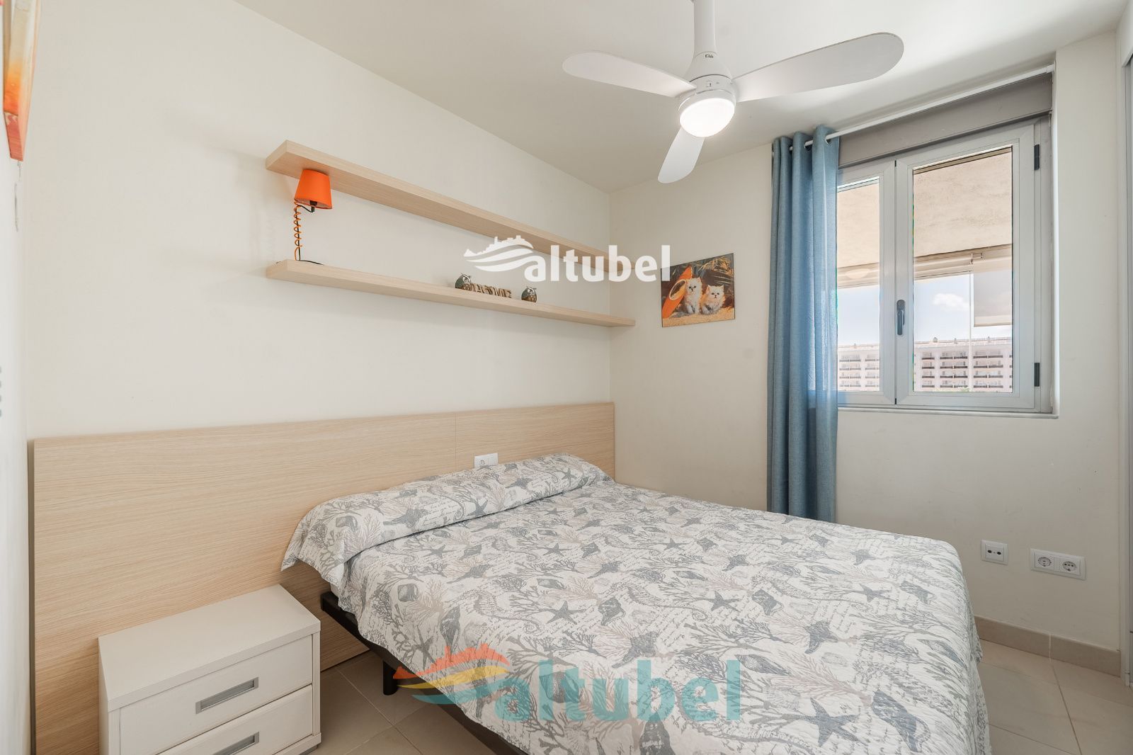 Apartamento de estilo moderno con 2 dormitorios, terraza acristalada, piscina y parking junto a la Playa Norte - Foto 22
