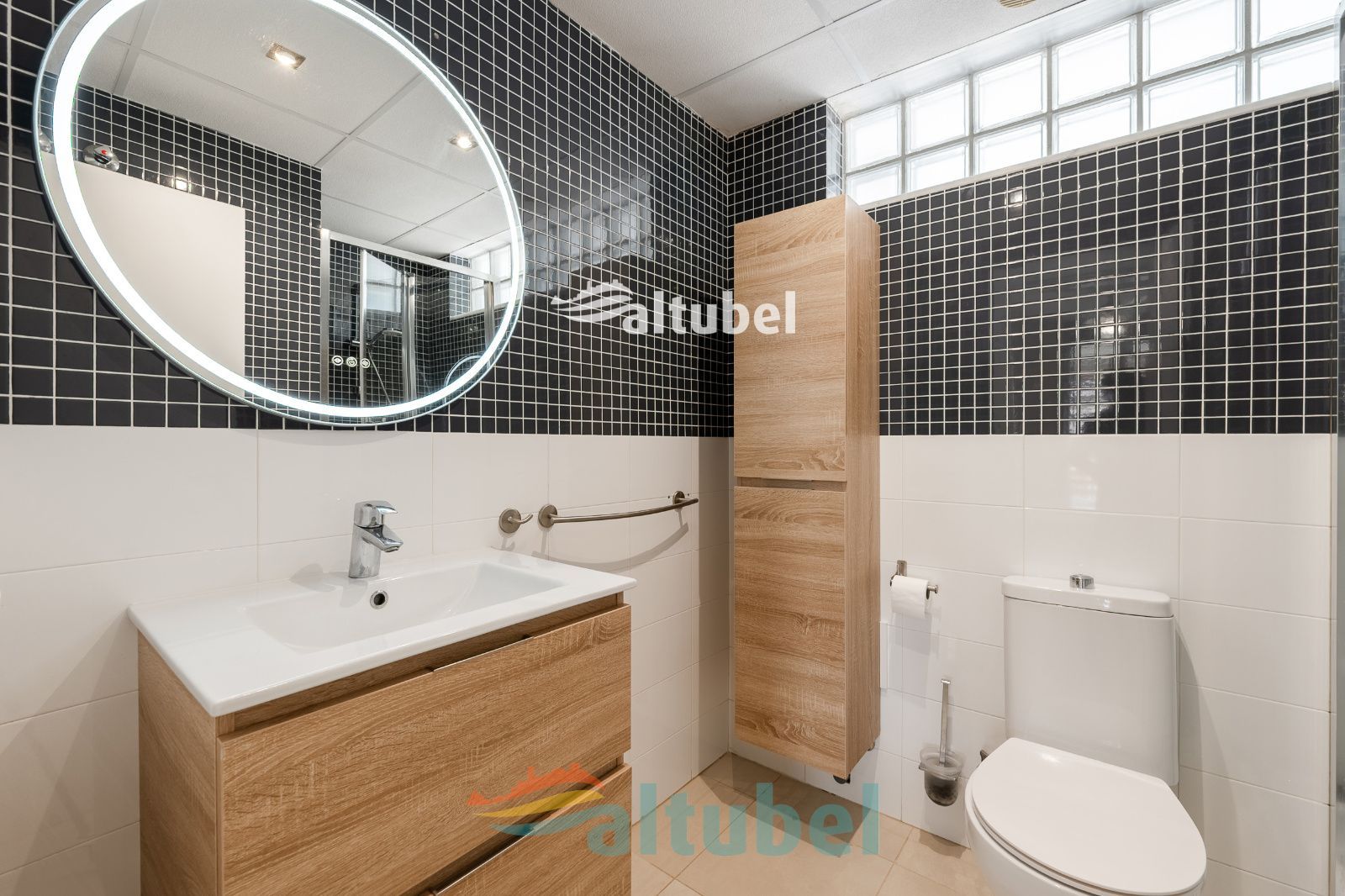 Apartamento de estilo moderno con 2 dormitorios, terraza acristalada, piscina y parking junto a la Playa Norte - Foto 26