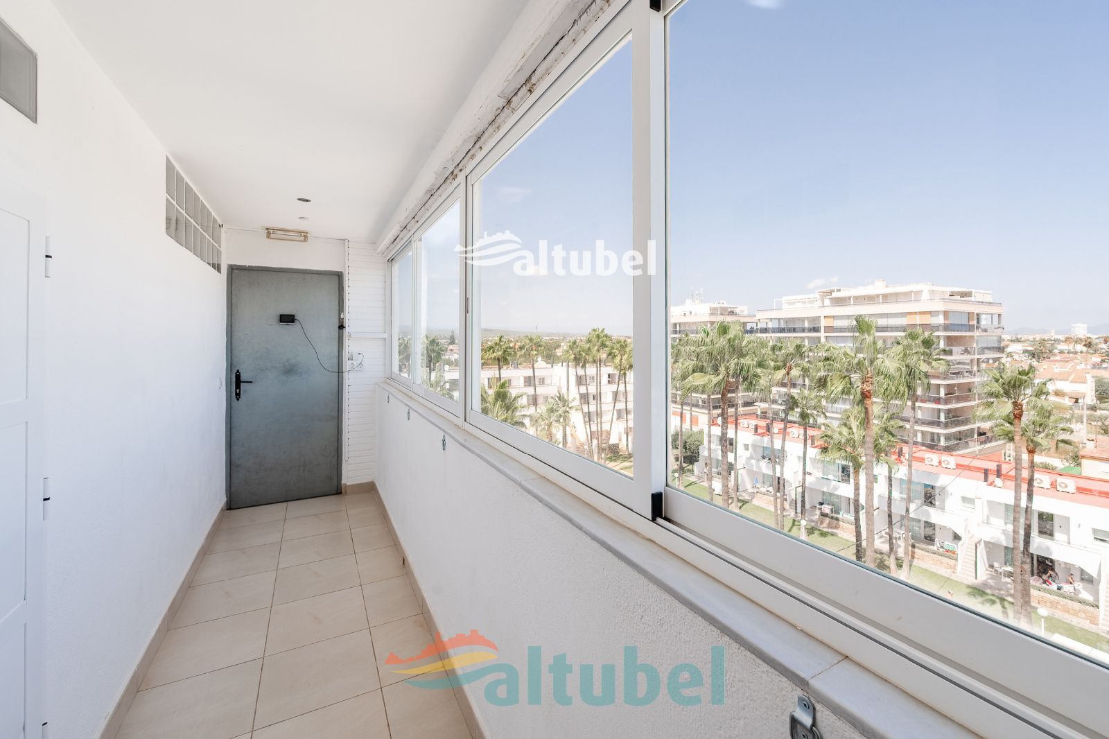 Apartamento de estilo moderno con 2 dormitorios, terraza acristalada, piscina y parking junto a la Playa Norte - Foto 27