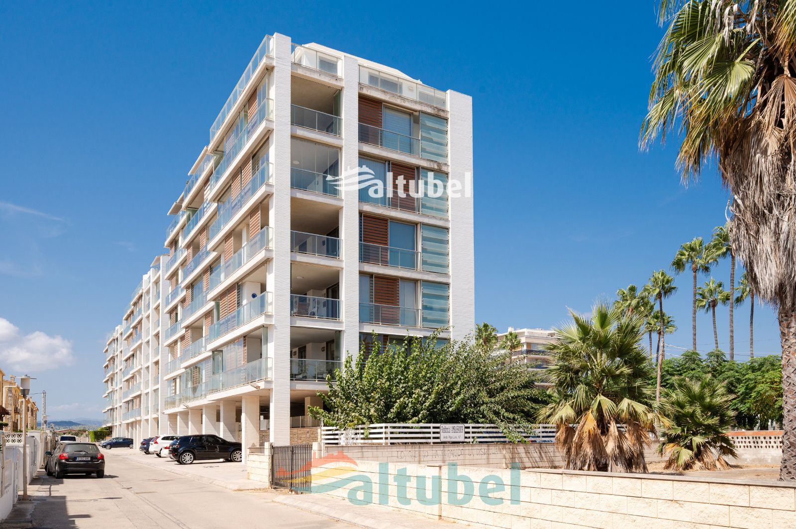 Apartamento de estilo moderno con 2 dormitorios, terraza acristalada, piscina y parking junto a la Playa Norte - Foto 29