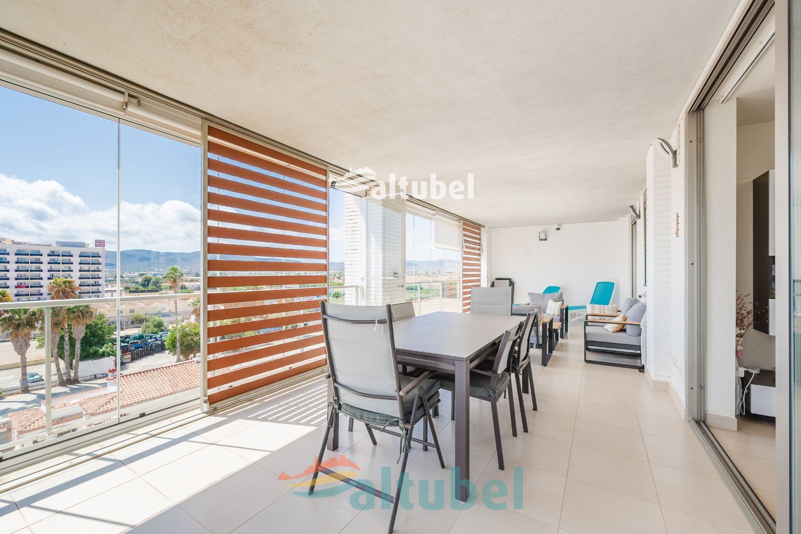 Apartamento de estilo moderno con 2 dormitorios, terraza acristalada, piscina y parking junto a la Playa Norte - Foto 31