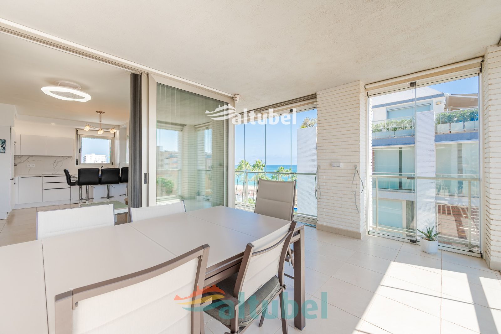 Apartamento de estilo moderno con 2 dormitorios, terraza acristalada, piscina y parking junto a la Playa Norte - Foto 33
