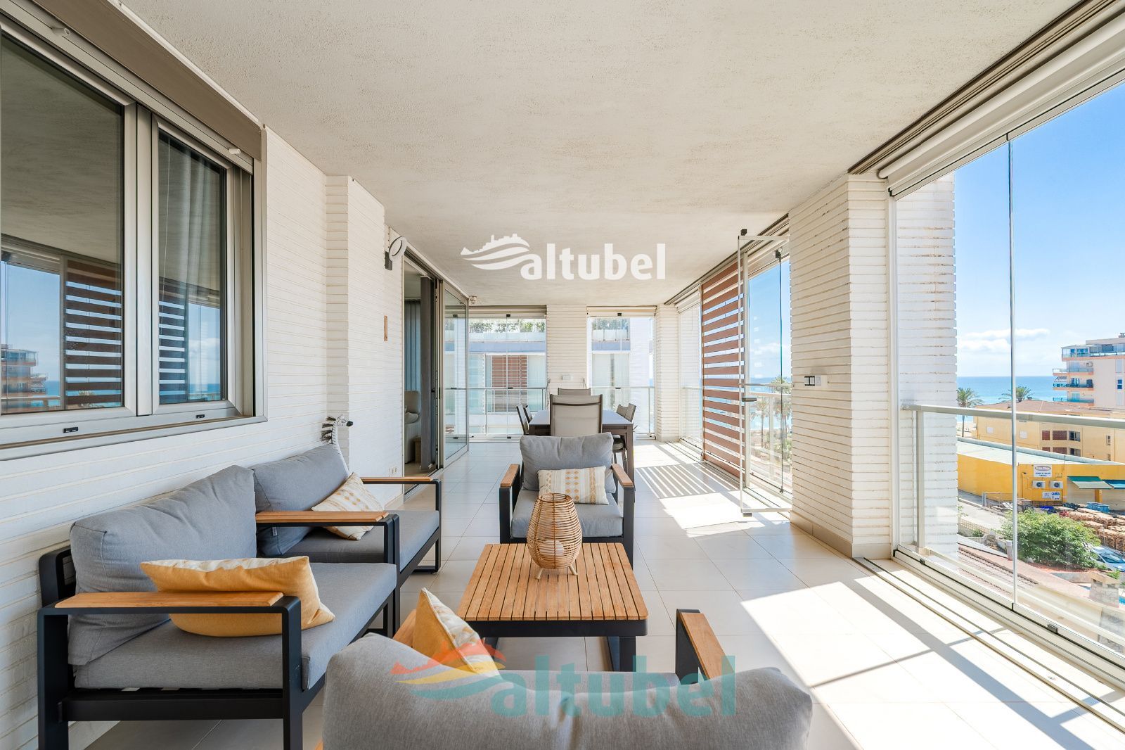 Apartamento de estilo moderno con 2 dormitorios, terraza acristalada, piscina y parking junto a la Playa Norte - Foto 35