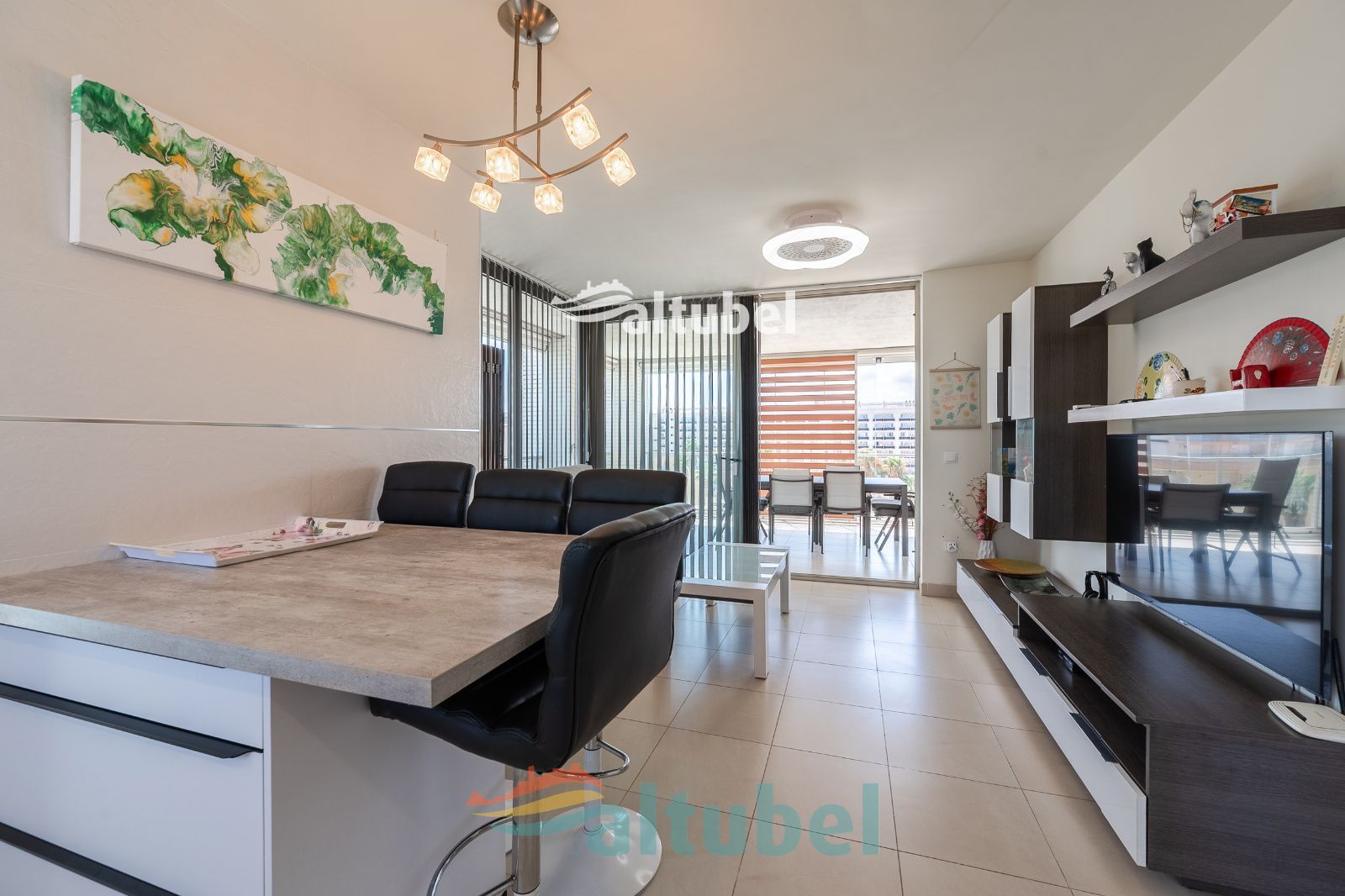 Apartamento de estilo moderno con 2 dormitorios, terraza acristalada, piscina y parking junto a la Playa Norte - Foto 39