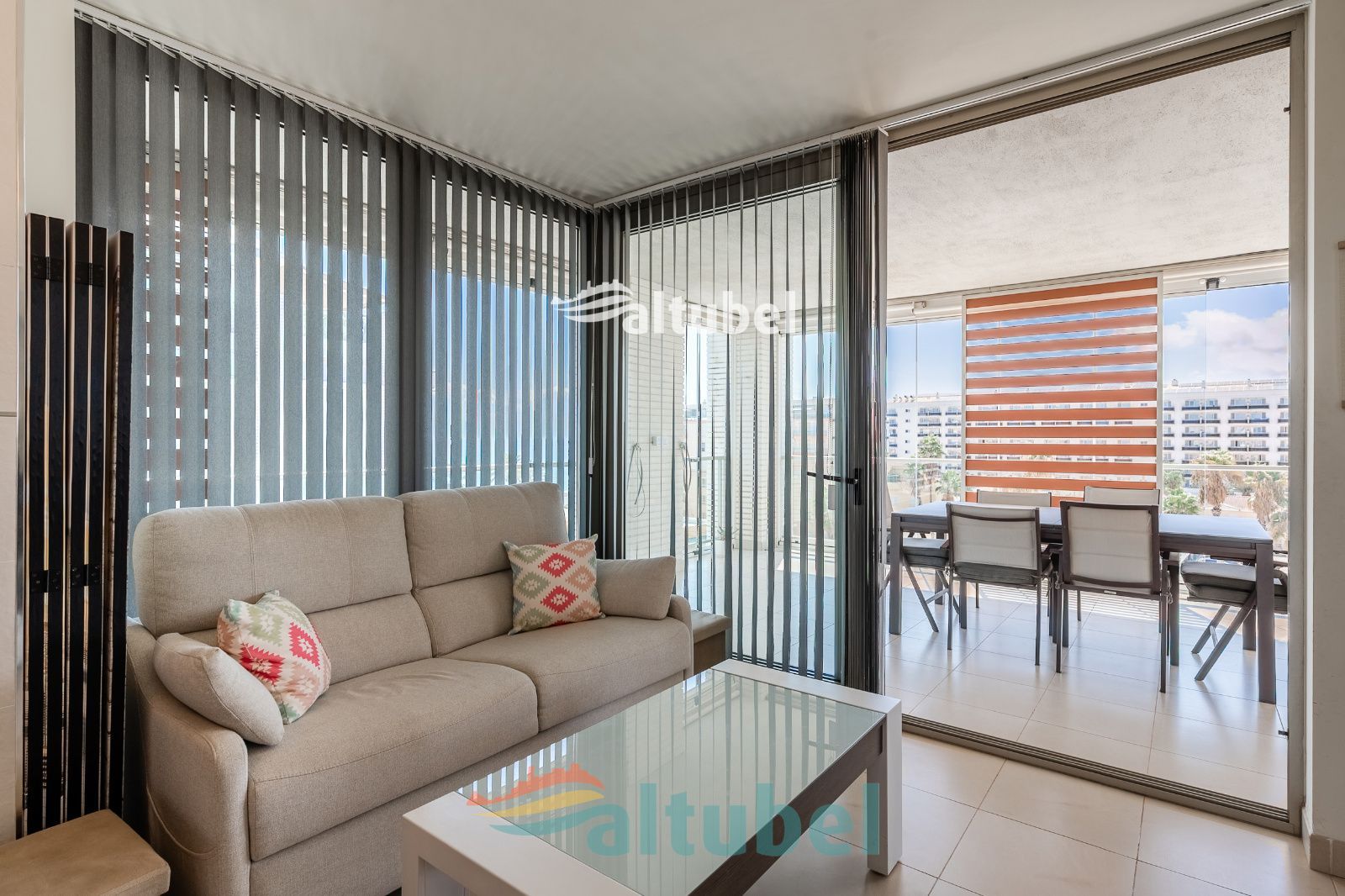Apartamento de estilo moderno con 2 dormitorios, terraza acristalada, piscina y parking junto a la Playa Norte - Foto 41