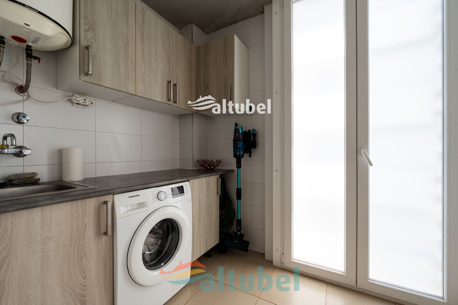 Apartamento de estilo moderno con 2 dormitorios, terraza acristalada, piscina y parking junto a la Playa Norte - Foto 45