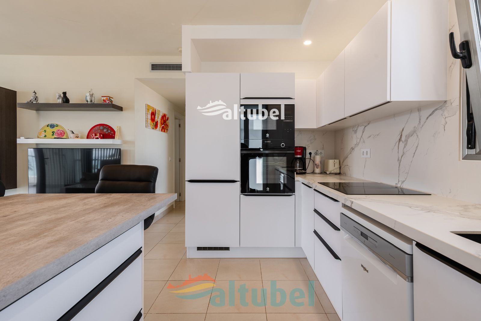 Apartamento de estilo moderno con 2 dormitorios, terraza acristalada, piscina y parking junto a la Playa Norte - Foto 46