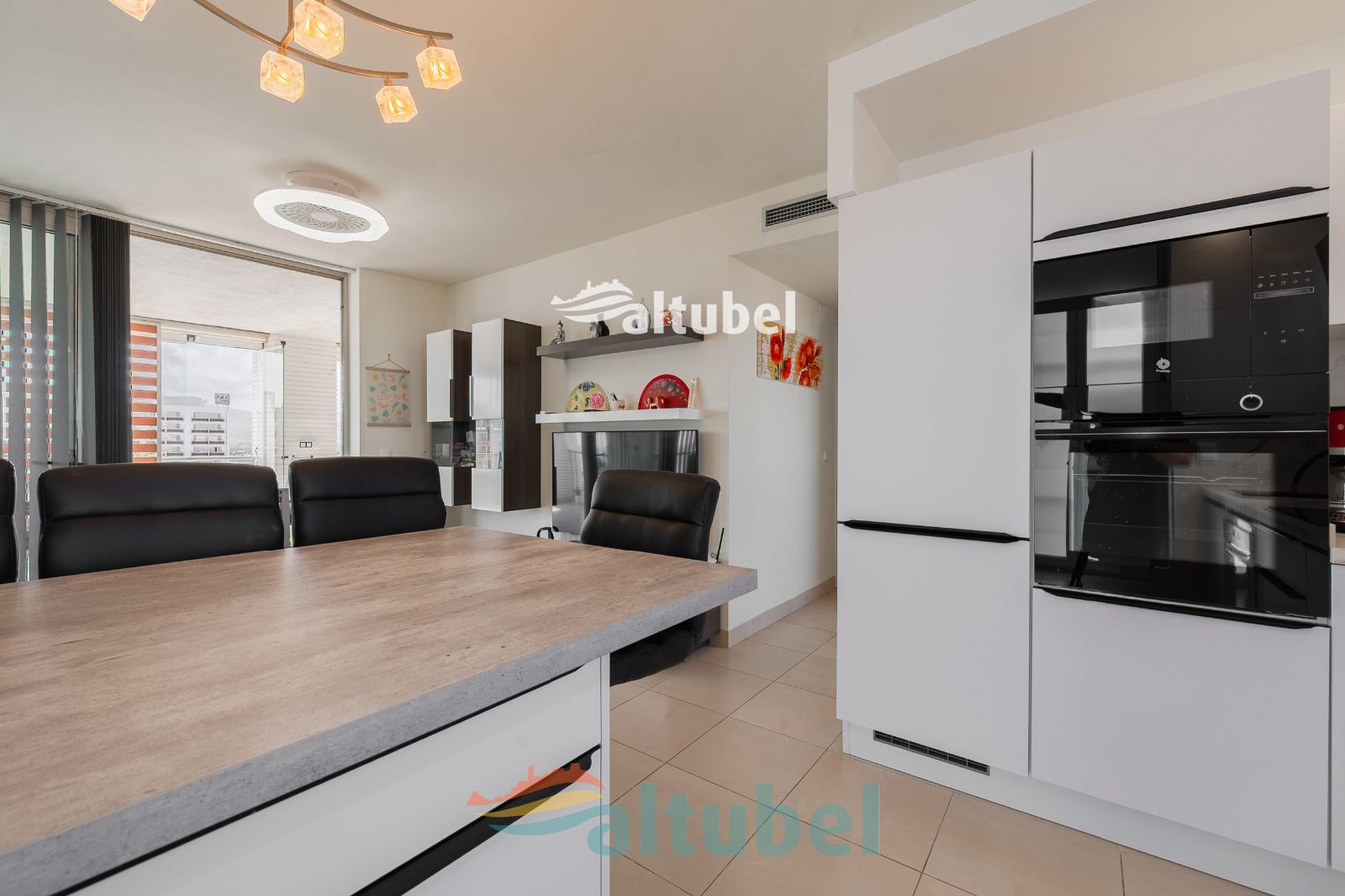 Apartamento de estilo moderno con 2 dormitorios, terraza acristalada, piscina y parking junto a la Playa Norte - Foto 47