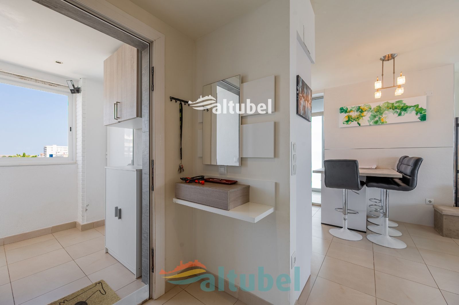 Apartamento de estilo moderno con 2 dormitorios, terraza acristalada, piscina y parking junto a la Playa Norte - Foto 49