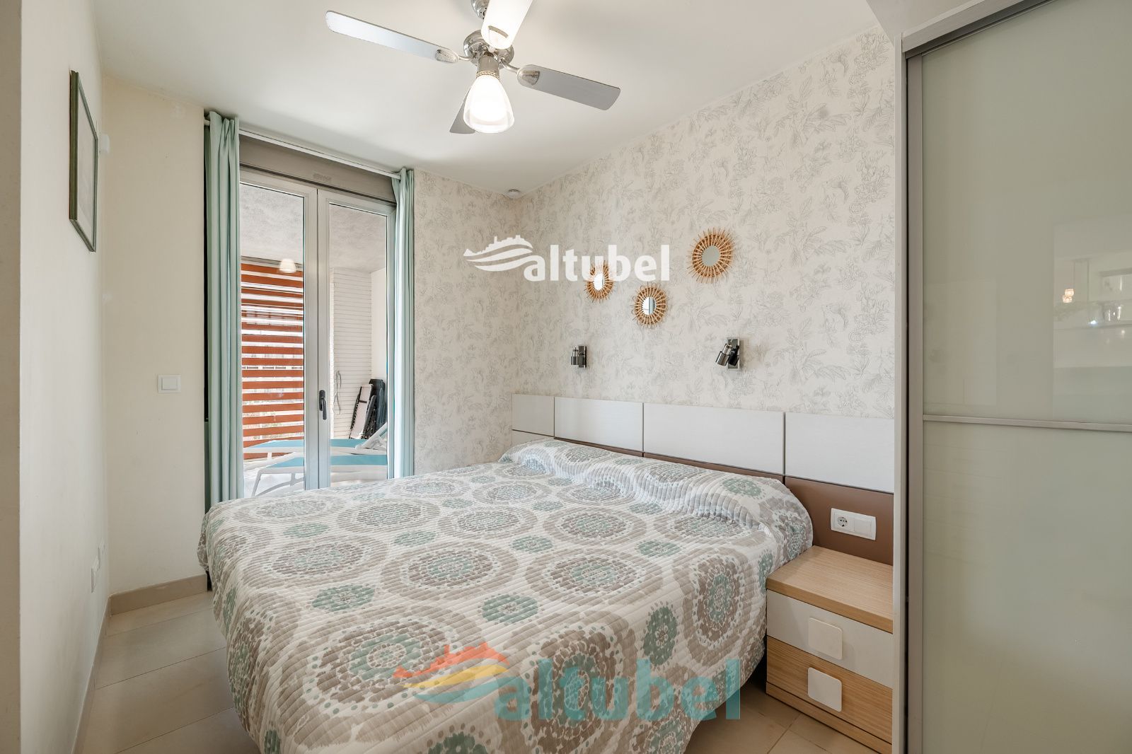 Apartamento de estilo moderno con 2 dormitorios, terraza acristalada, piscina y parking junto a la Playa Norte - Foto 52