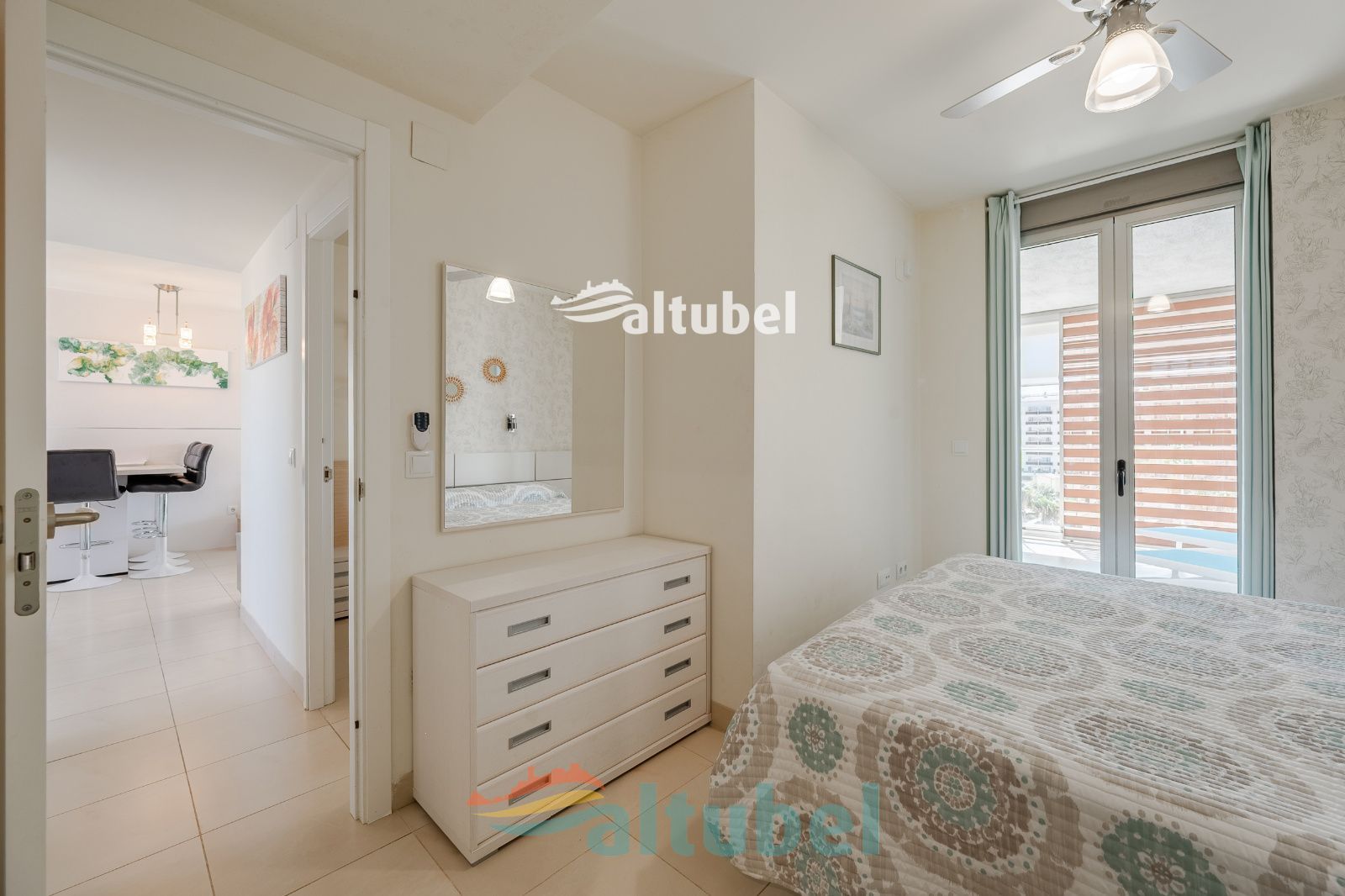 Apartamento de estilo moderno con 2 dormitorios, terraza acristalada, piscina y parking junto a la Playa Norte - Foto 53