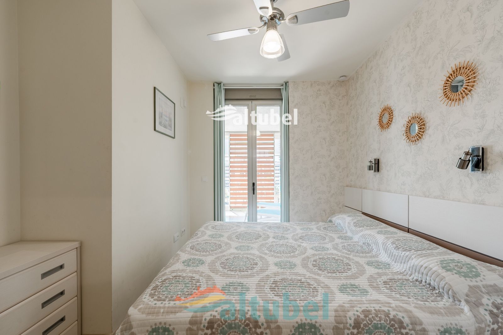 Apartamento de estilo moderno con 2 dormitorios, terraza acristalada, piscina y parking junto a la Playa Norte - Foto 54