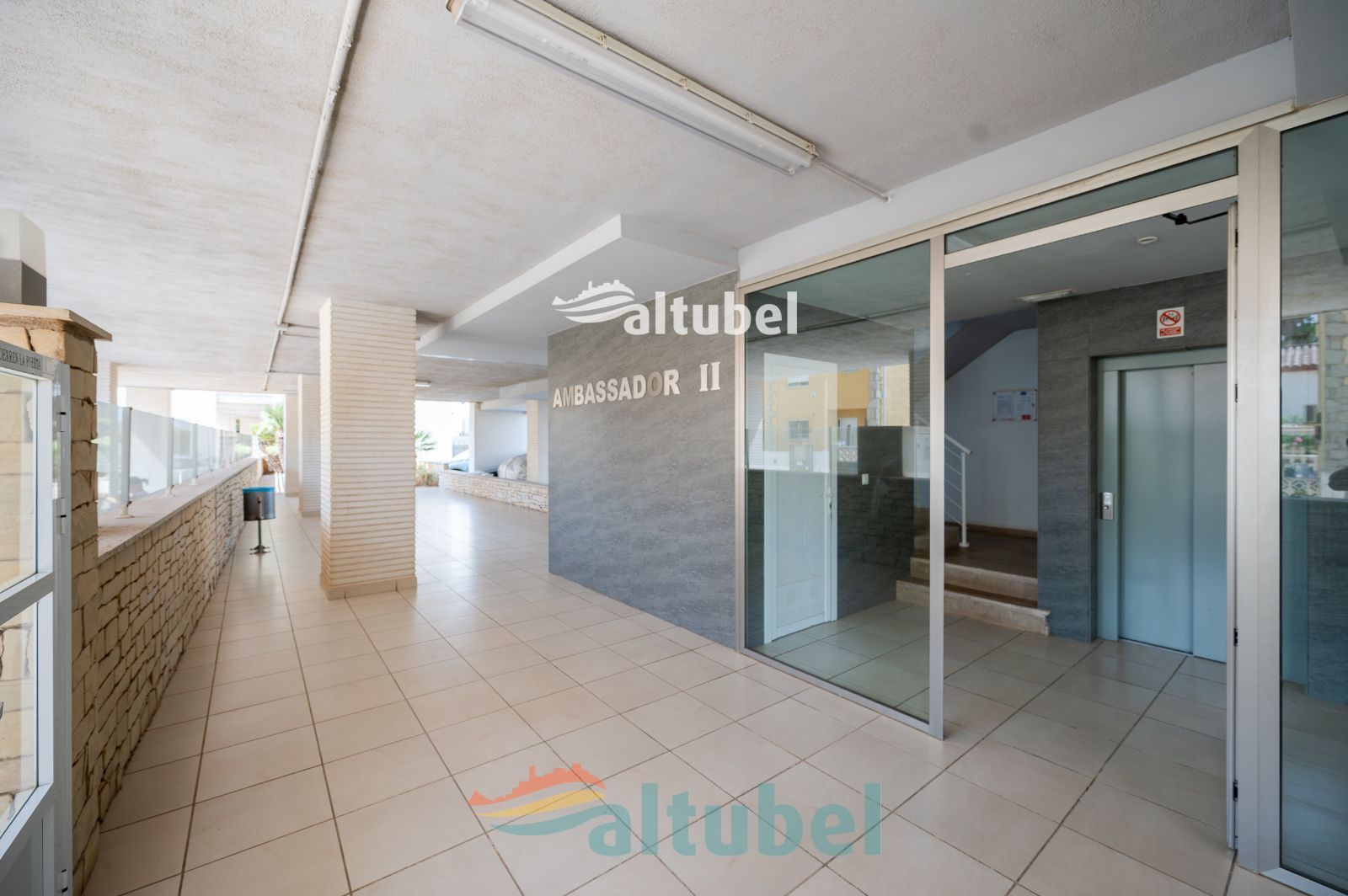 Apartamento de estilo moderno con 2 dormitorios, terraza acristalada, piscina y parking junto a la Playa Norte - Foto 57