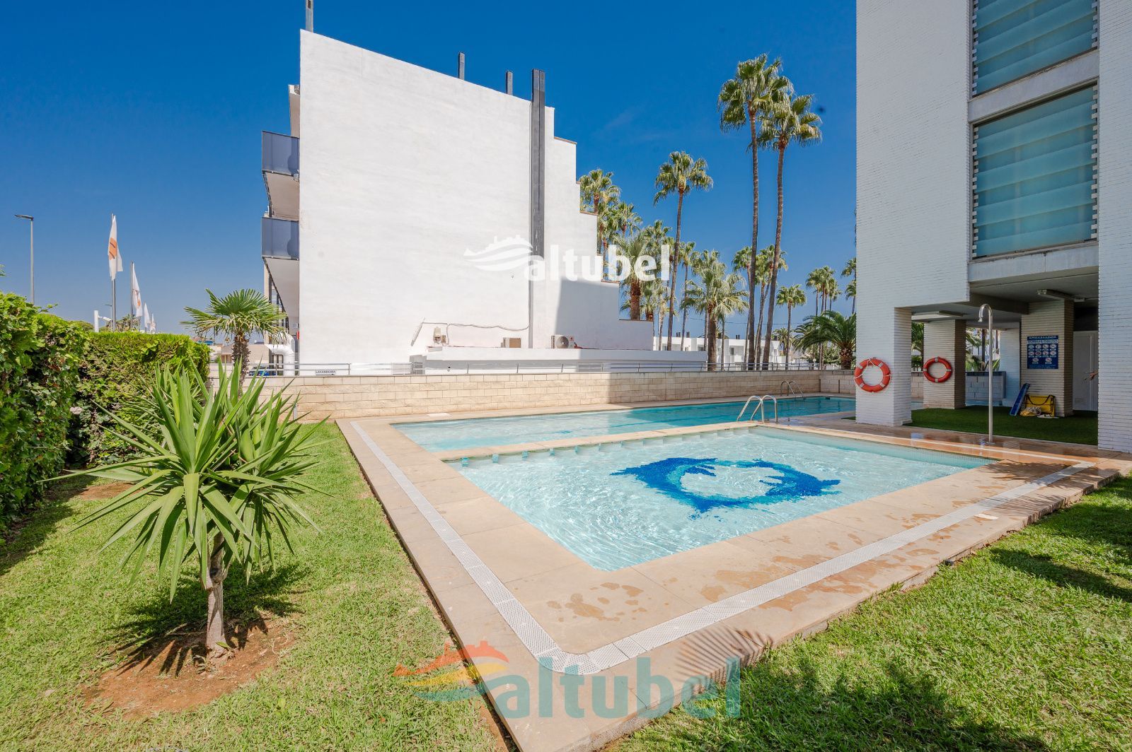 Apartamento de estilo moderno con 2 dormitorios, terraza acristalada, piscina y parking junto a la Playa Norte - Foto 59