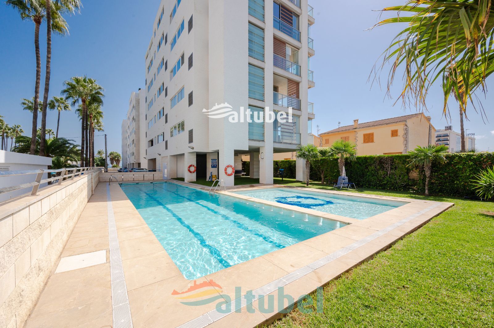 Apartamento de estilo moderno con 2 dormitorios, terraza acristalada, piscina y parking junto a la Playa Norte - Foto 60