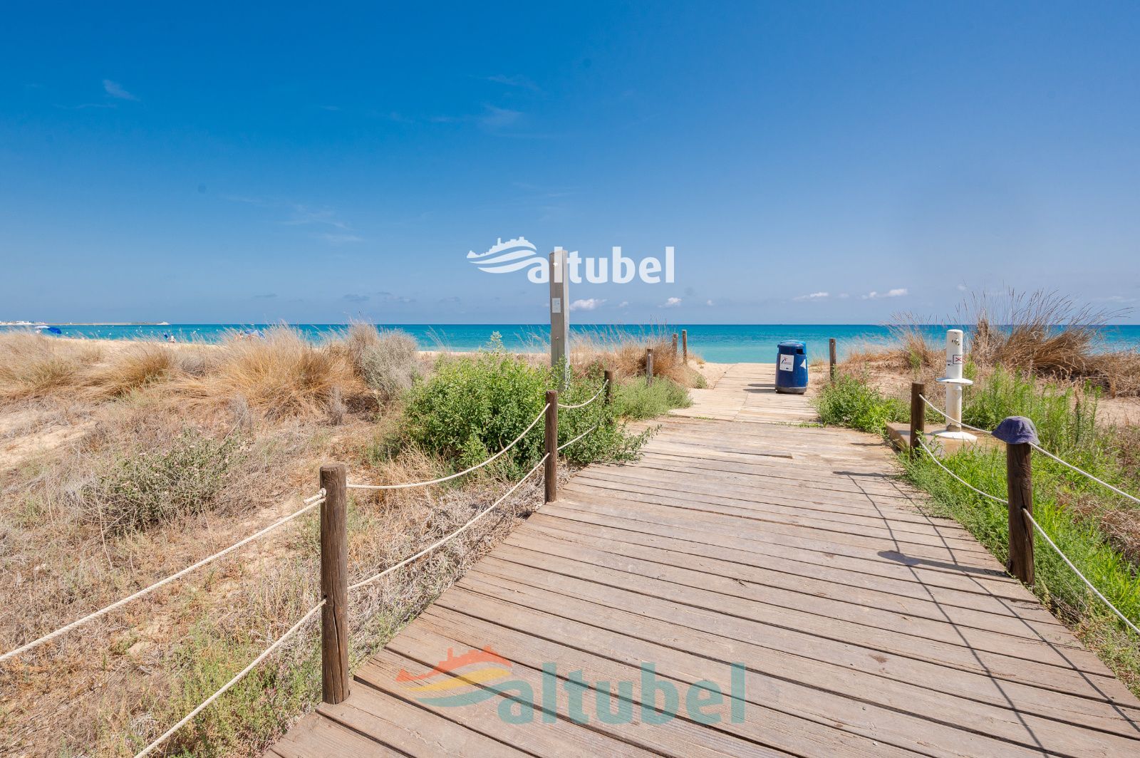 Apartamento de estilo moderno con 2 dormitorios, terraza acristalada, piscina y parking junto a la Playa Norte - Foto 61