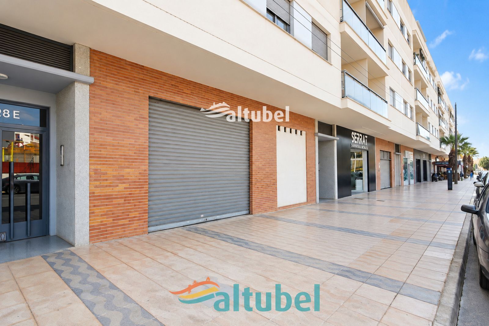 Local comercial de unos 100 m² con gran fachada y salida de humos en una de las principales entradas a Peñíscola - Foto 1