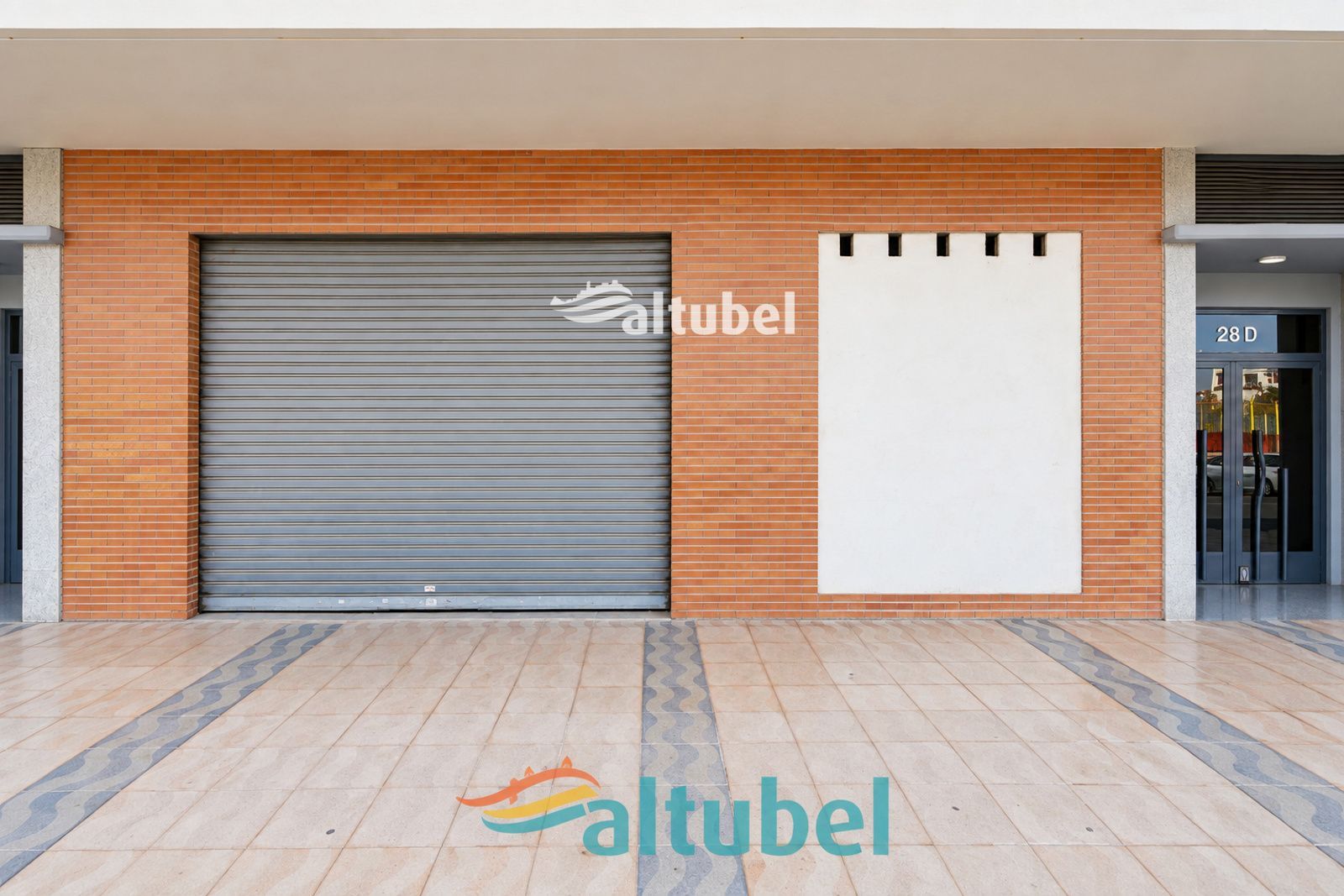 Local comercial de unos 100 m² con gran fachada y salida de humos en una de las principales entradas a Peñíscola - Foto 2