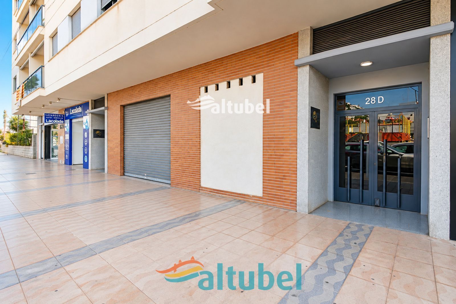 Local comercial de unos 100 m² con gran fachada y salida de humos en una de las principales entradas a Peñíscola - Foto 3